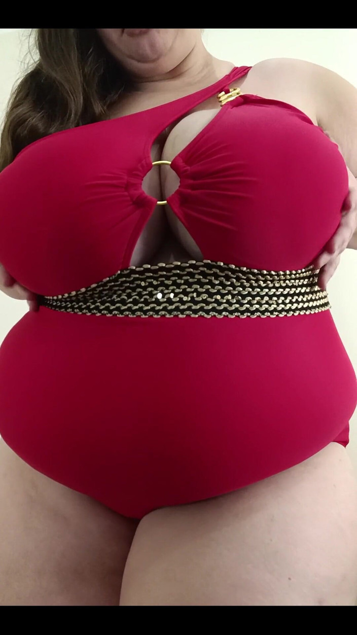 Nina Doll: 새로운 빨간 수영복