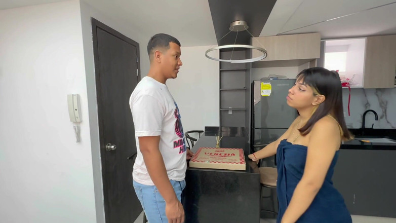 Saraymike: I Fuck the Pizza Delivery Guy to Avoid Paying for...
