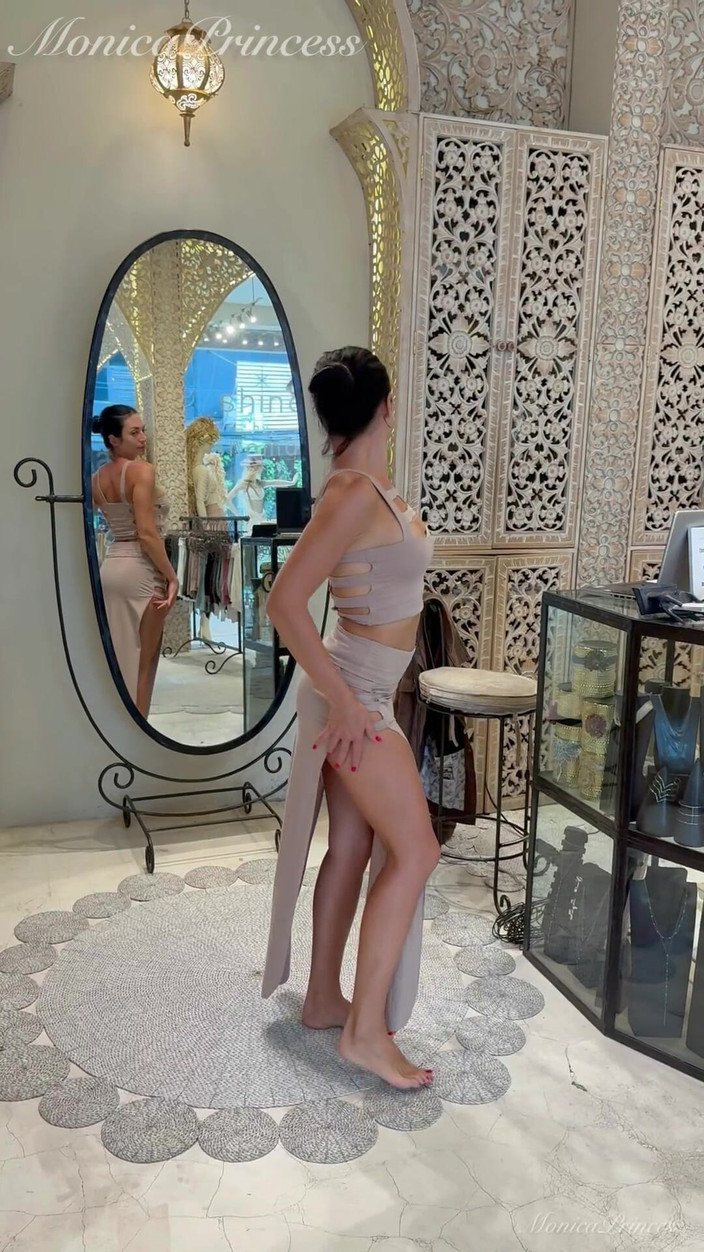 Princess Monica: Sexy Balinese outfits passen in boetiek