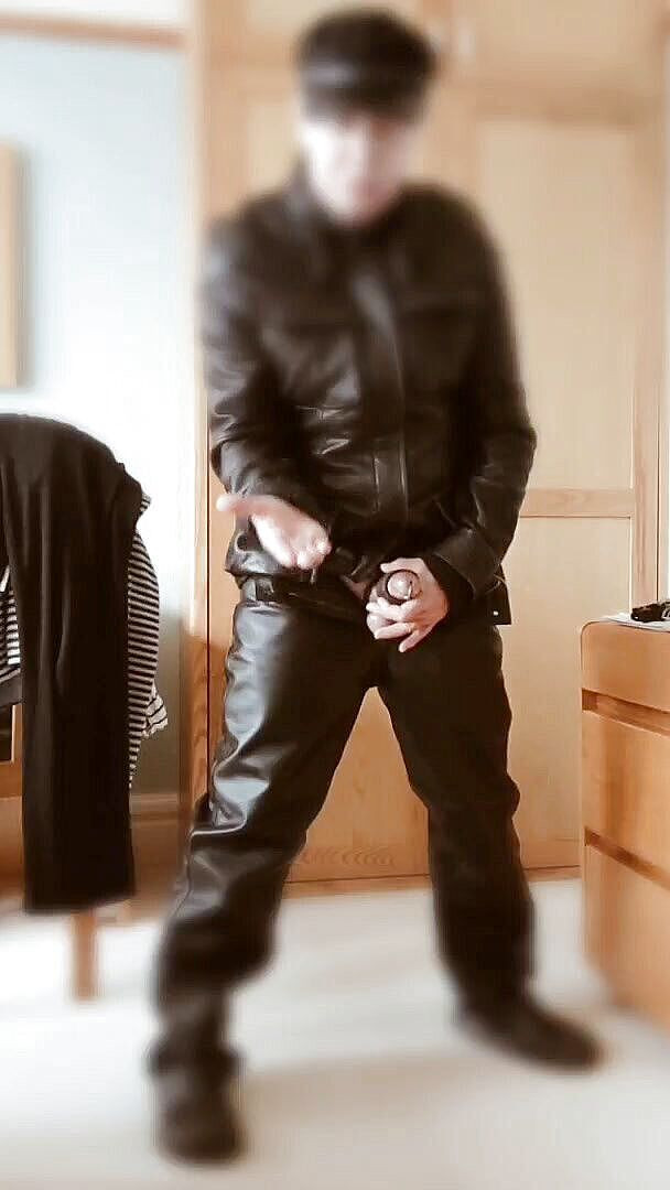 Bellhead: Um minuto masturbando de couro