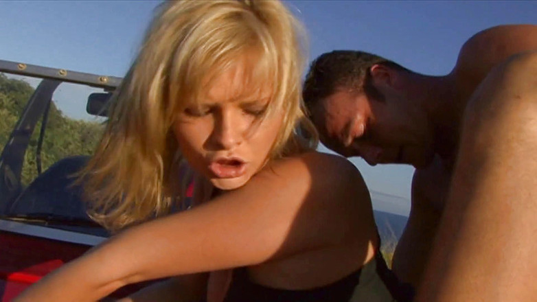 Leon Lambert Girls Twerk Parties CFNM: Блондинку з великою дупою анально відтрахали на відкритому повітрі