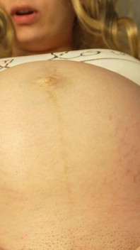 Giantess blond gravid styvsyster visar sin stora mage och bristningar för liten styvbror sedan pruttar på honom