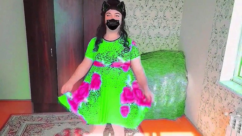 Kitty_Cross: Roztomilá Sissy má na sobě nadýchané náušníky v útulném svetru