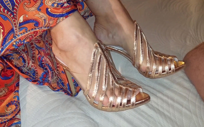 Selena701: Selena的脚崇拜和穿着高跟鞋摆姿势