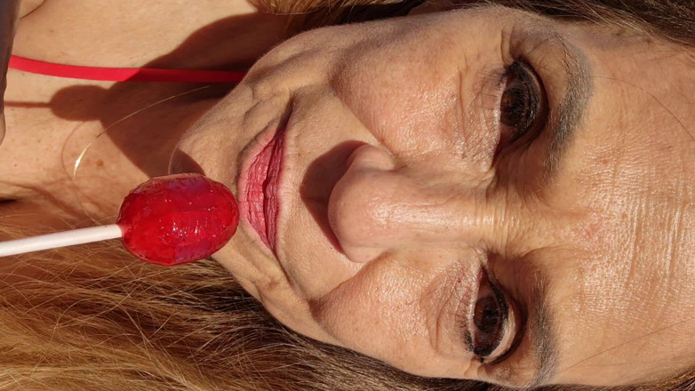 Melissa Johnson: Melissa Johnson sahilde cherry lolipop emiyor ve yalıyor