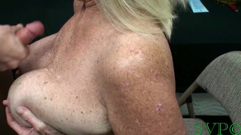 Nasty grannies: 의붓손자 도와주는 배다른딸