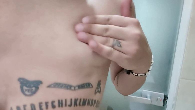 Idmir Sugary: Elle montre ses seins tatoués et ses tétons percés - serrer...