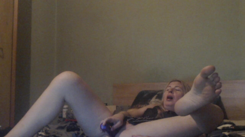 sunshinegoddes: Big Butt Horny MILF Gets Creamy Orgasm on Big Dildo.