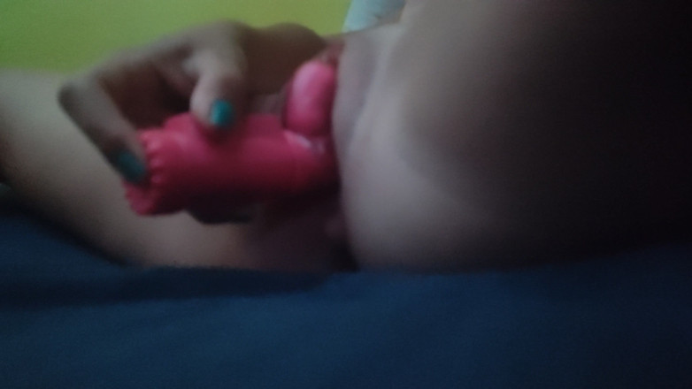 Morgan Elis: मैं अपनी गीली चूत से खेलता हूं।