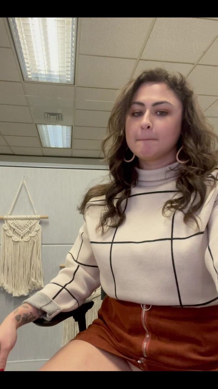 Josie Jaxxon: Masturbándose en la oficina