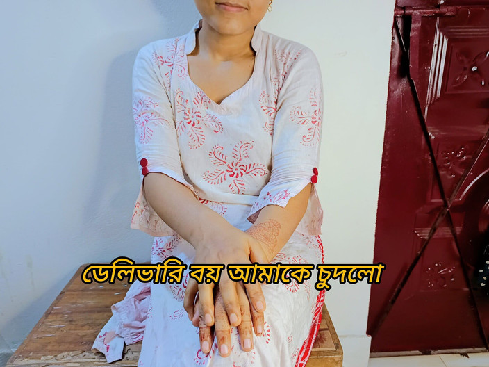 Riya_Moni077: Băiatul care face livrări m-a futut foarte tare