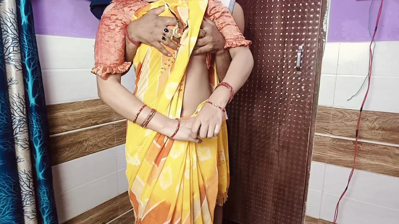 tannu: 彼の夫とのセックスを楽しむ前に、ホットなインドのバビは非常にロマンチックな前戯。