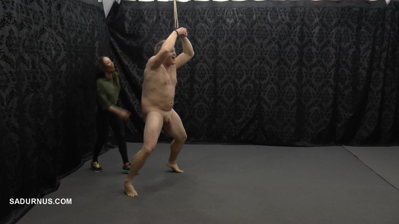 Sadurnus: Paní Nomi nakopne ptáka