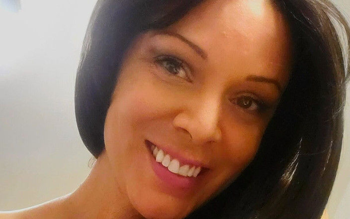 Leather and latex: Memek hitam cewek ini lagi asik muasin memeknya pakai dildo...