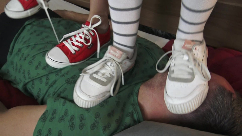 Femdom Austria: Teen teen schlampe mädchen turnschuh gesicht stehend und springen!