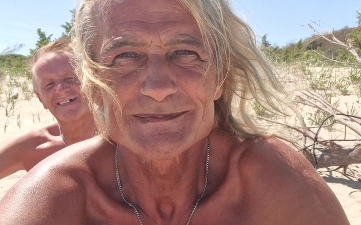 Gigi and David: Nudist Beach Stripchat Sex Show Gigindave iubita transsexuală Întâlnire publică mobile 4K 20250519...