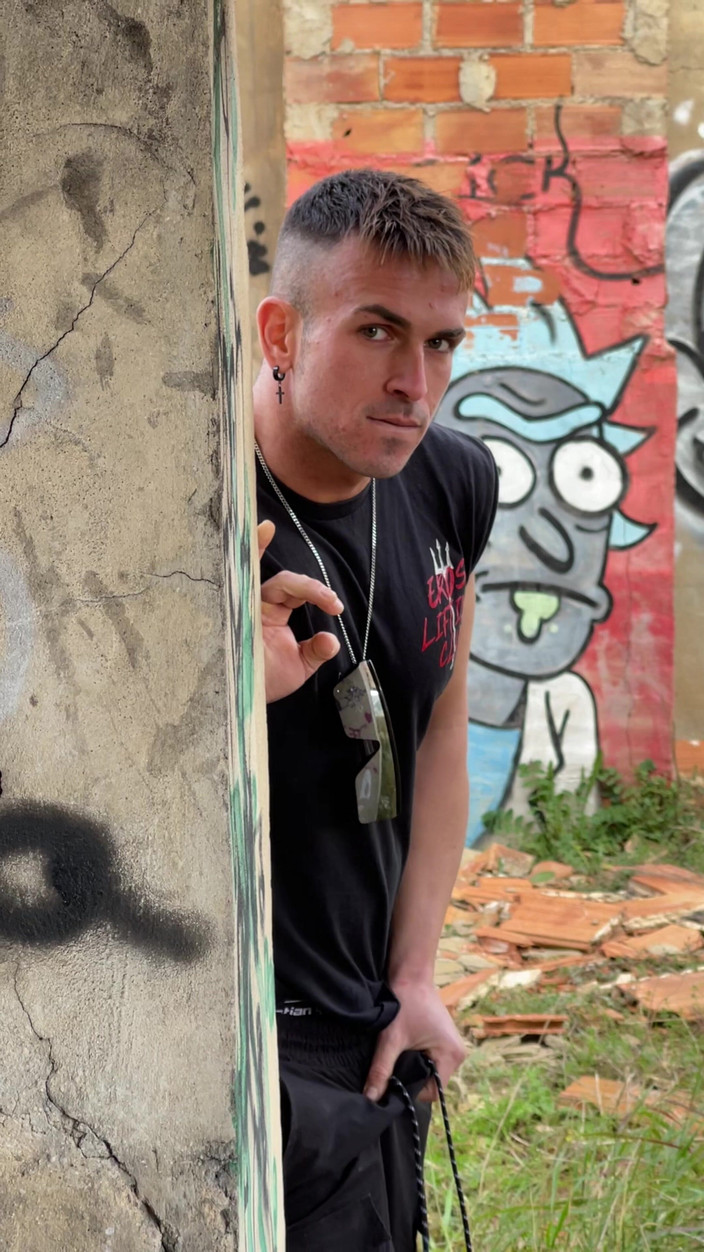 Carlos and Hector: Je l’ai surpris en train de dans les ruines - je...