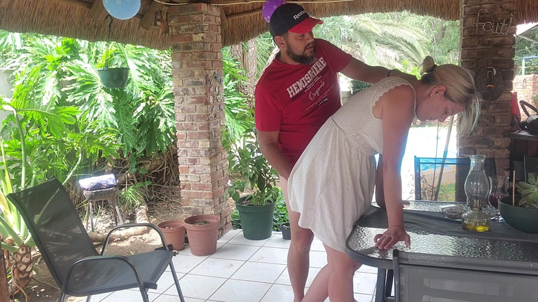 Sparowdox: パティオで隣人の妻とヤッてるなんて、彼は簡単に俺たちを見ることができた