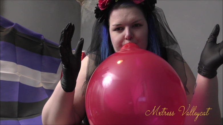 Mxtress Valleycat: Gloves and shiny balloon tease