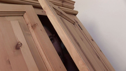 Babe Stars: Nena de cuerpo delgado se acuesta en el sofá y...