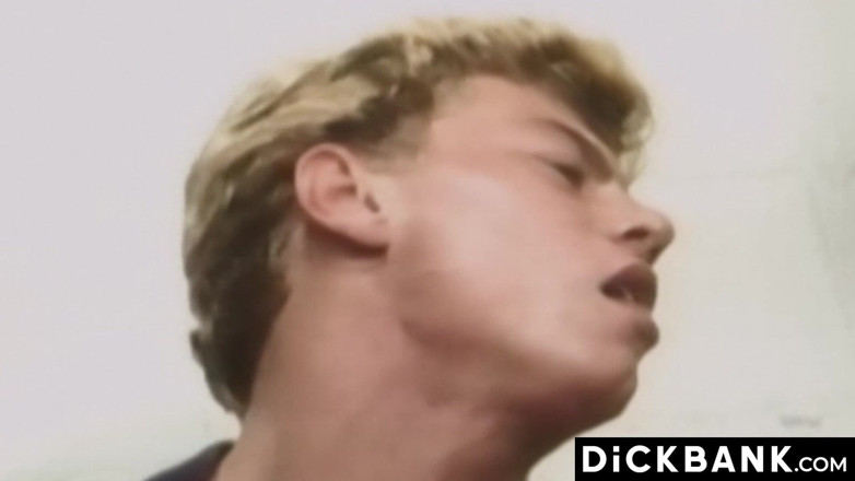 Dick bank: Loira gay leva pau enorme no banheiro público