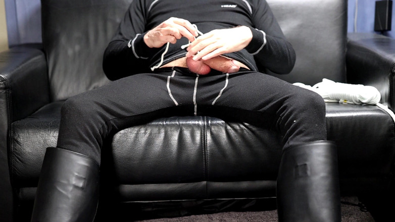 Boototternl: ペニスと睾丸をロープで縛る