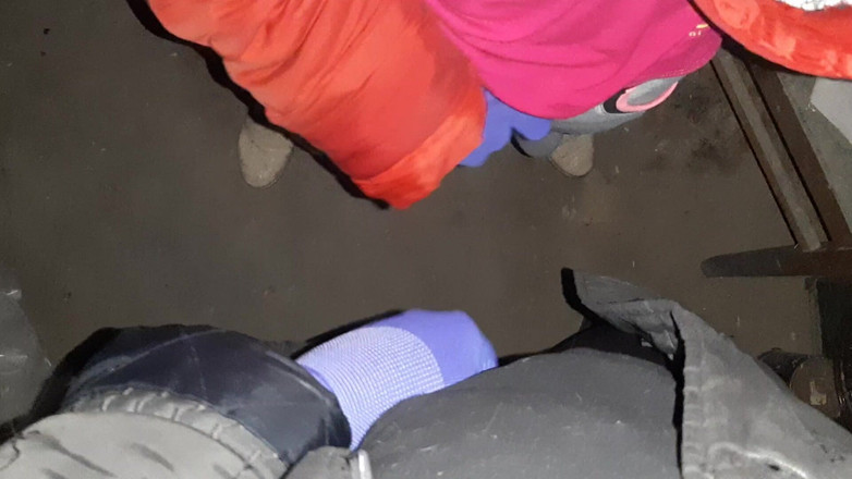 Lesbian-candys: 在抢劫房子之前，我们决定戴着手套撸管，以免留下痕迹