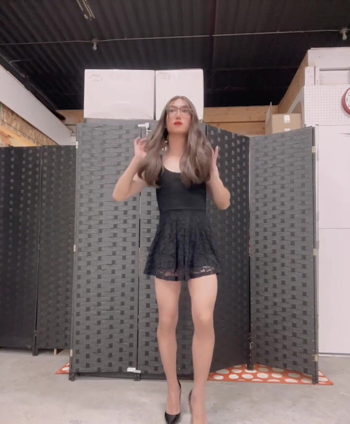 Eva Pans: Gaun renda terlalu pendek