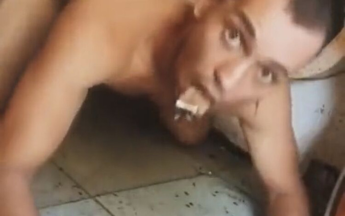 Merry Bell: 汚れた床を舐め、体に放尿