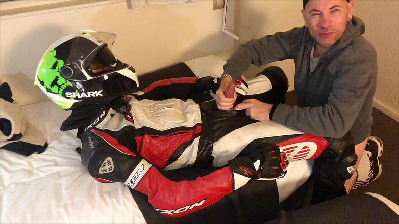 HUMLIATION AND SPANKING PORN: Humilhação no hotel com roupas de fetiche motociclista