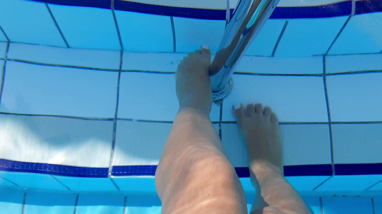 Fetish intimmedia: Mokré nohy venku