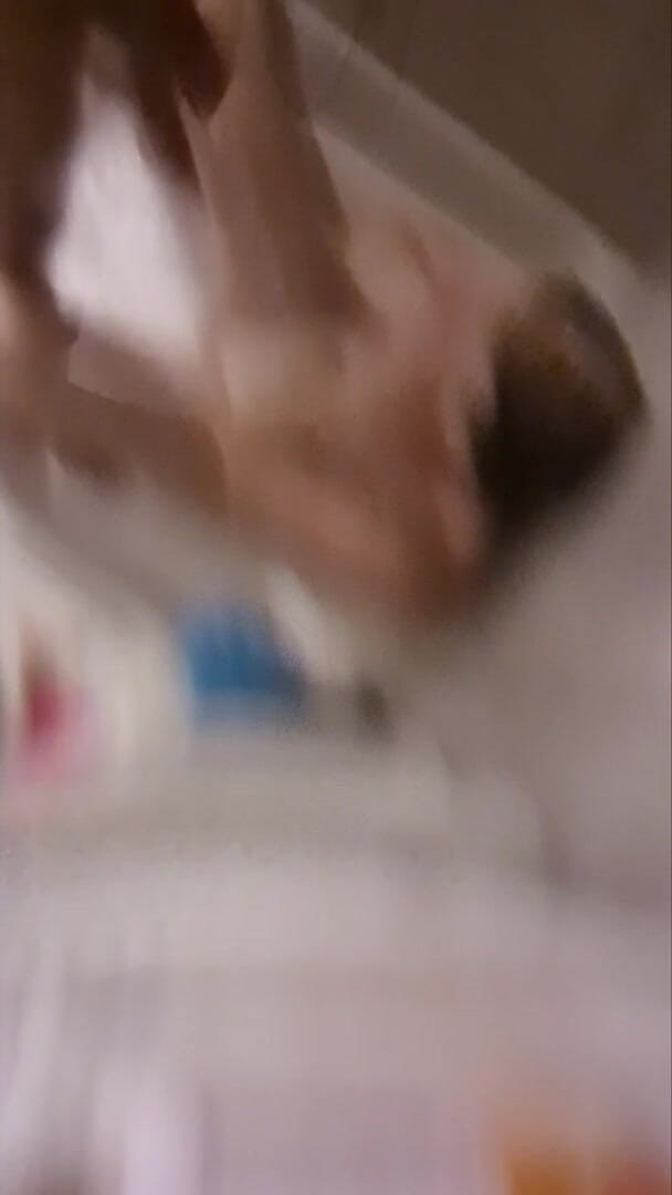 KittieNoOne: Lui viene sulla mia figa rasata