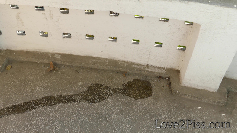 Love 2 Piss: Fată sexy disperată cu pișat complet pe balcon