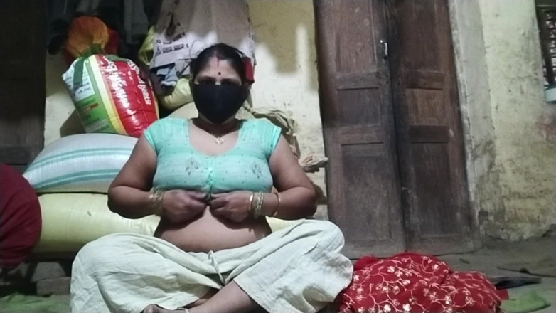 Desi_bhabhi121: Sexy Bhabh Prstění Kundičky Nahých Prsou Stiskem