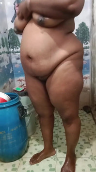 泰米尔丰满阿姨浴室热辣阴户指法 非常漂亮的阴户，大胸部大屁股美丽的宝贝在骚逼里硬操逼