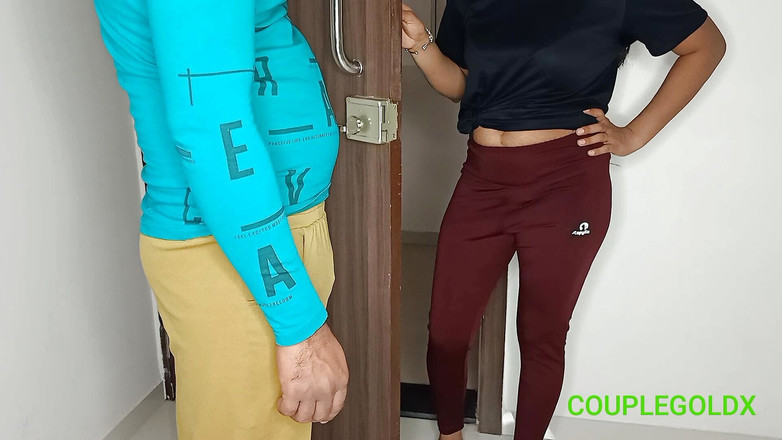 Sexy Komal: Proč parkujete kolo na mém parkovišti? Jdi, udělej si cokoliv...