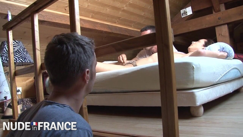 Nude in France: 无毛小奶荡妇被双洞齐插