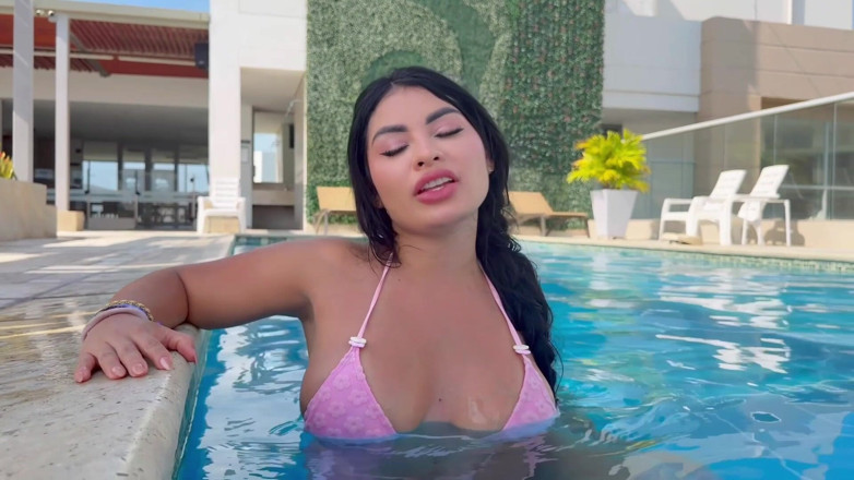 AlejandraPalacios: Beautiful Colombian Tourist Plays and Gets Fucked by Stranger She...