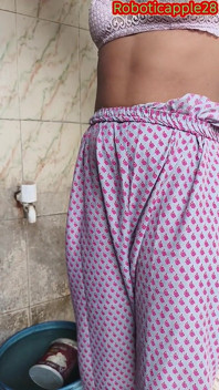 Desi villege femme dans la salle de bain montre ses seins sa chatte