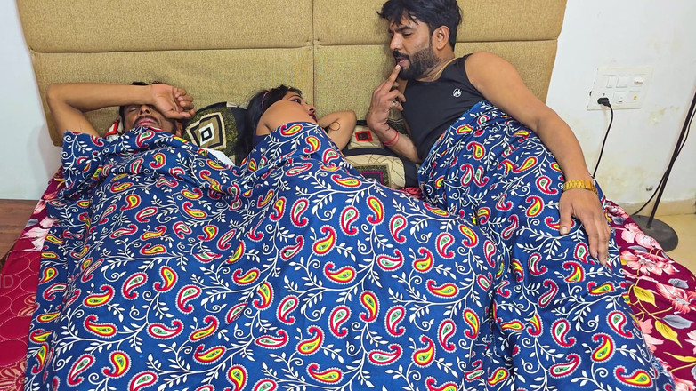 Kilash: Swastika Dewar Ấn Độ ngồi xổm trong khi chồng cô ấy trên giường