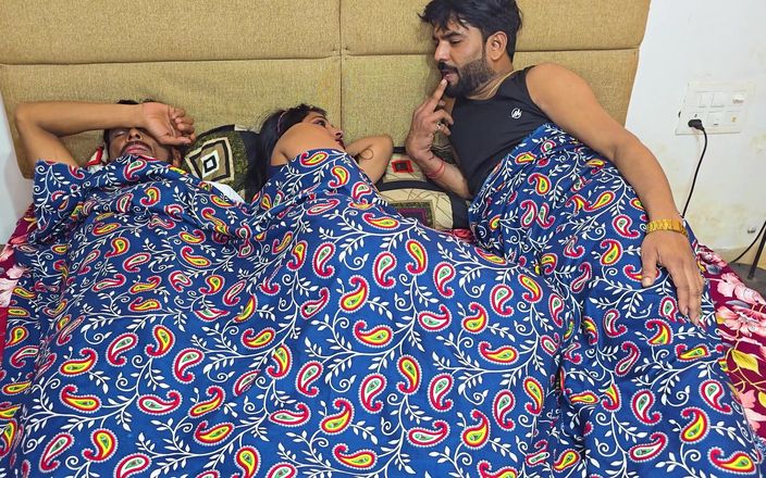 Kilash: L’Indienne Swastika Dewar s’accroupie pendant que son mari sur le...