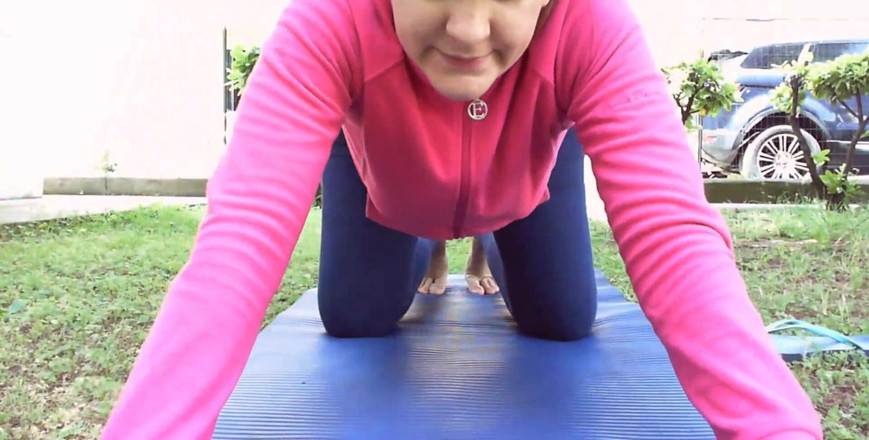 Nicoletta Embassi: Ohnivá hra pro Nicolettu v zahradě, ona sexy tanga