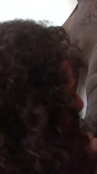 Il grande amico nero aiuta il suo amico a rilassarsi