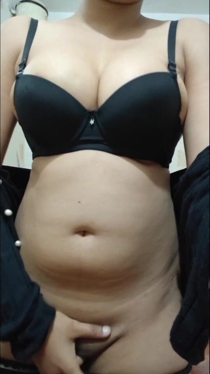 Anglel_Mio: Awek bertetek besar berpakaian hitam menggoda dan mengurut tubuh sendiri...