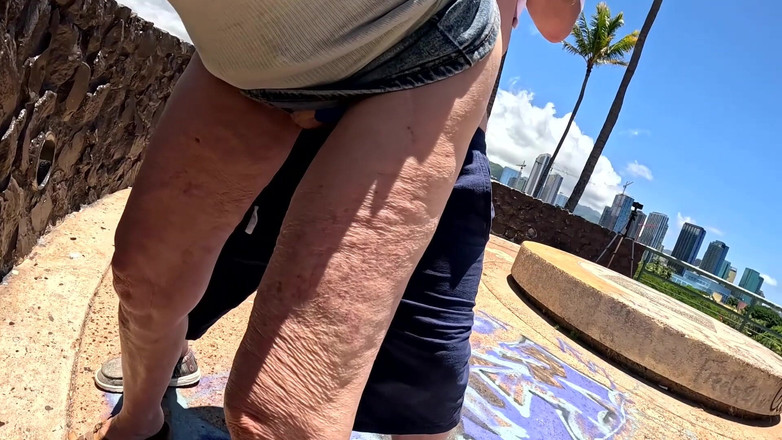 FromThisNight: 我刚认识了这个来夏威夷的游客-- 我们在这里，在户外玩耍