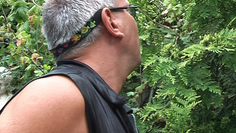Cum Outdoor: 継娘が庭でセックス!