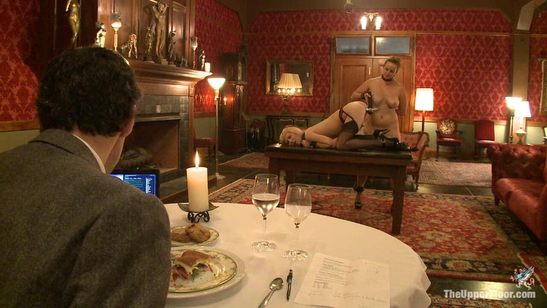 The Upper Floor by Kink: Le schiave del piano superiore servono il pranzo