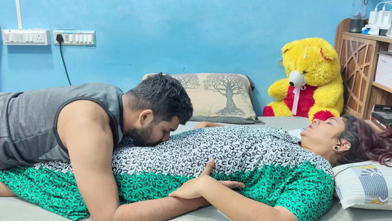 Vaigavarun Feet romance: Mallu vrouw poesje wrijven en zoenen met tieten pers en...