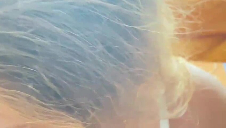 Lucy Dou: La joven mamada hace una mamada, el chico se corre...