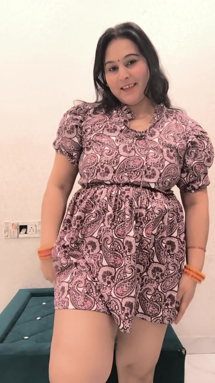 Desi chudai hub: Puja baby play com peitos grandes dedilhando sua buceta